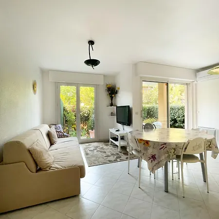 Superb With Garden Near The Sea Apartamento
